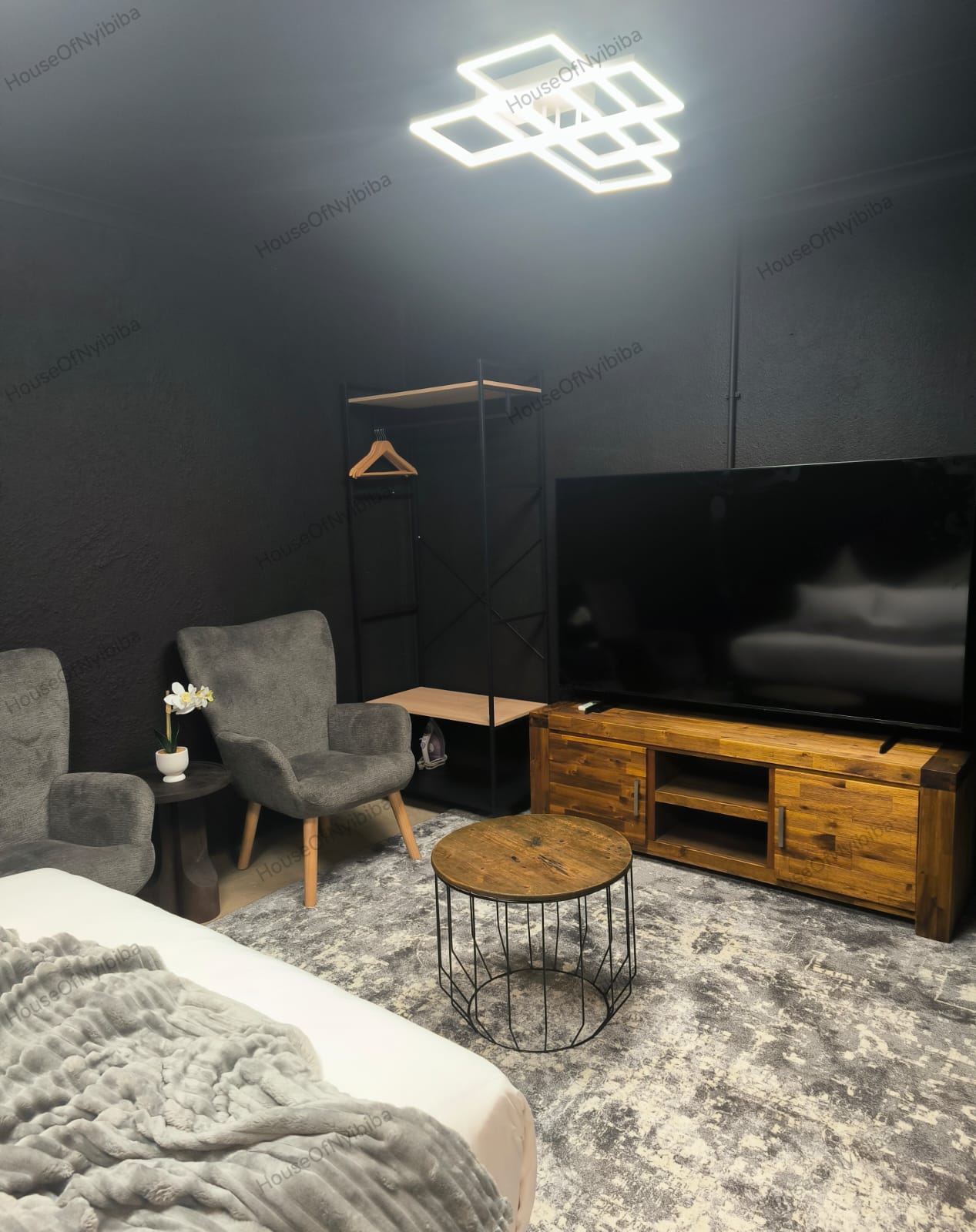 Zululami — large flat-screen TV, wardrobe and lounge chairs