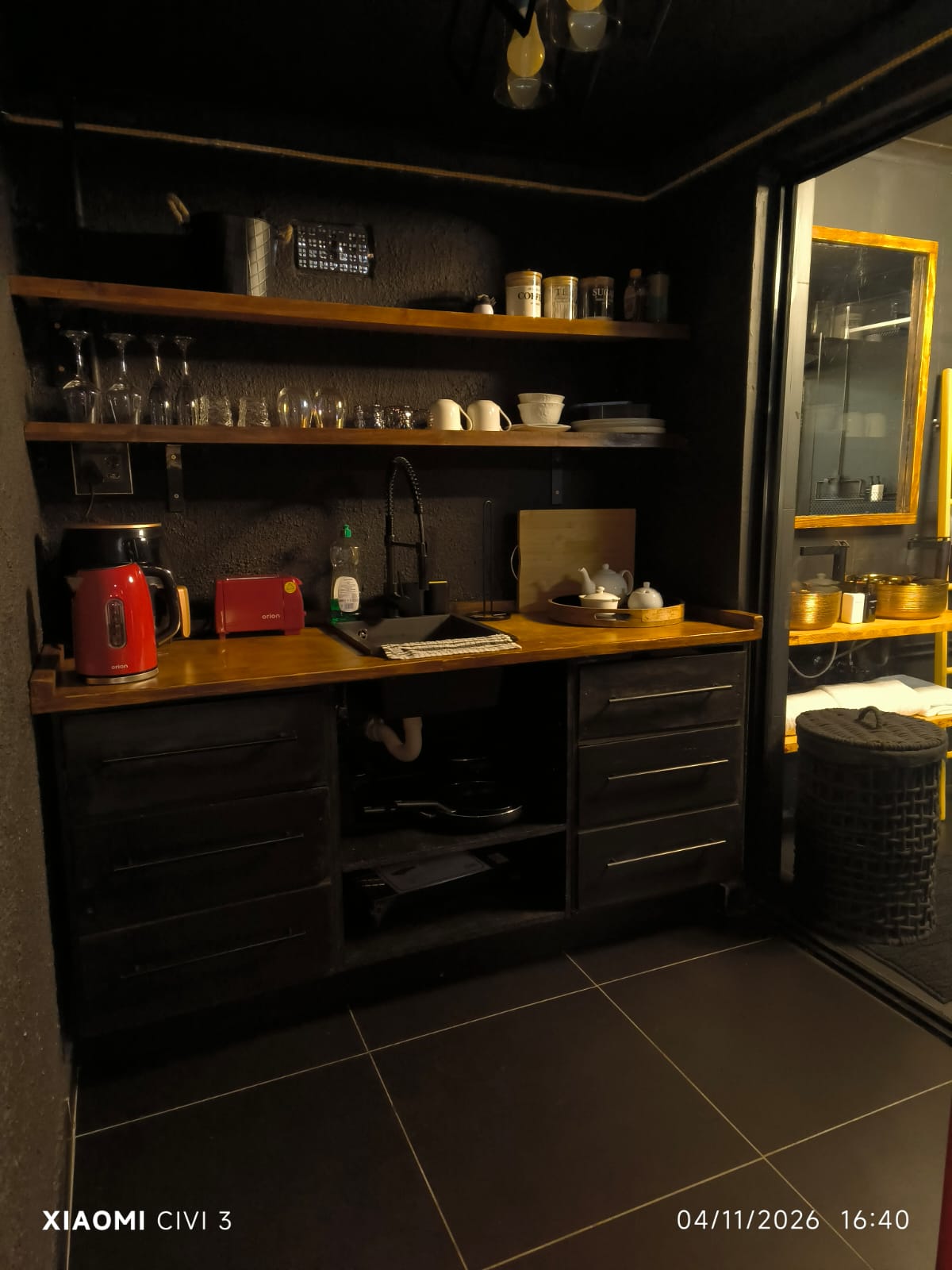 The Mihla Room — kitchenette with kettle, toaster and tea set